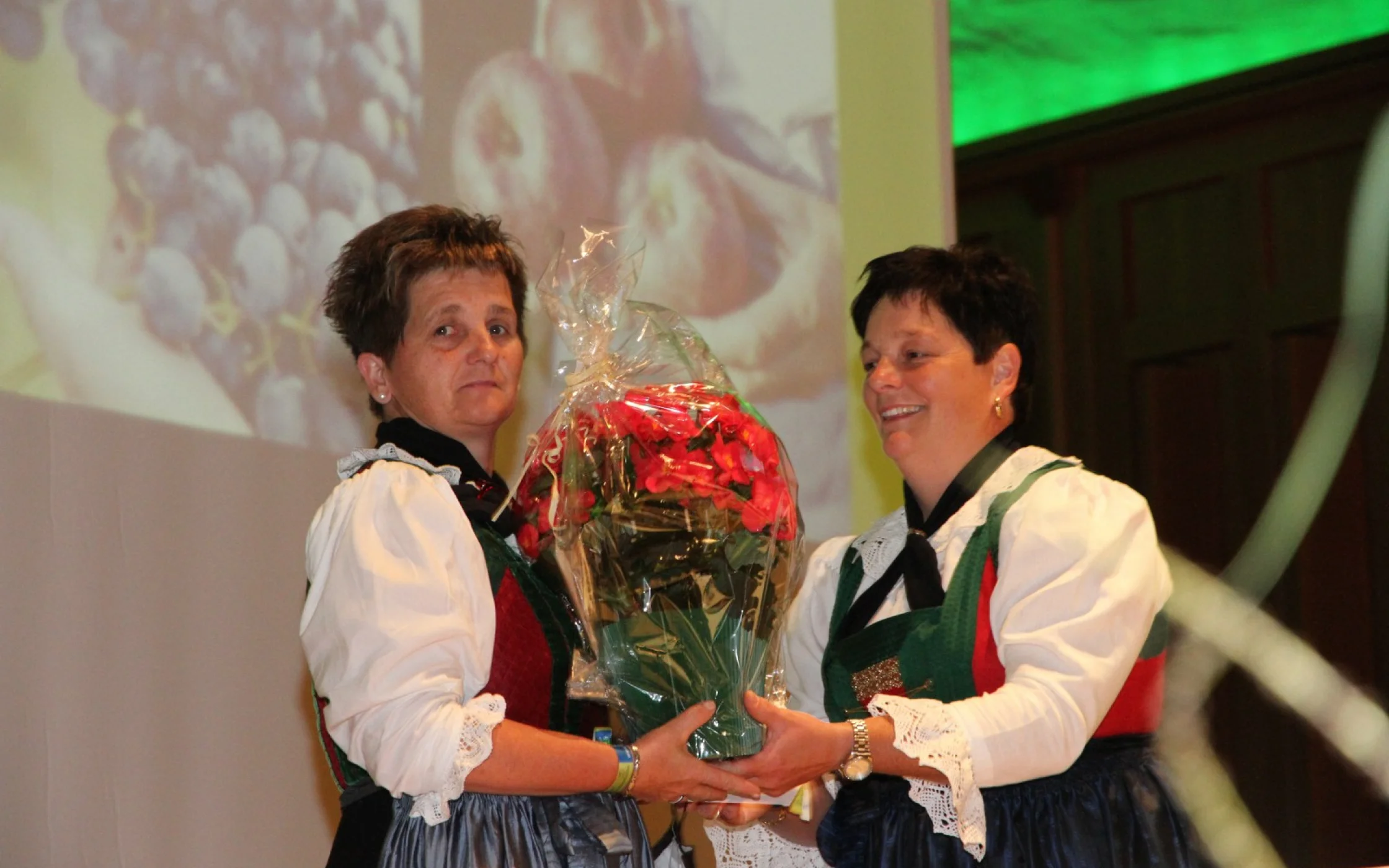 Bezirksbuerin Renate Steinwandter und LB-Stellvertreterin Margit Rabanser_1600x1067.JPG